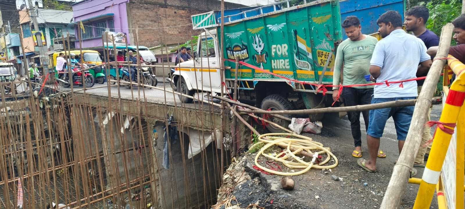 निर्माणाधीन पुल पर फंसा पिकअप, बाजार में लगा लंबा जाम