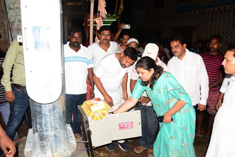 महापौर ने चांदनी चौक पर किया हाइमास्ट लाइट का उद्घाटन