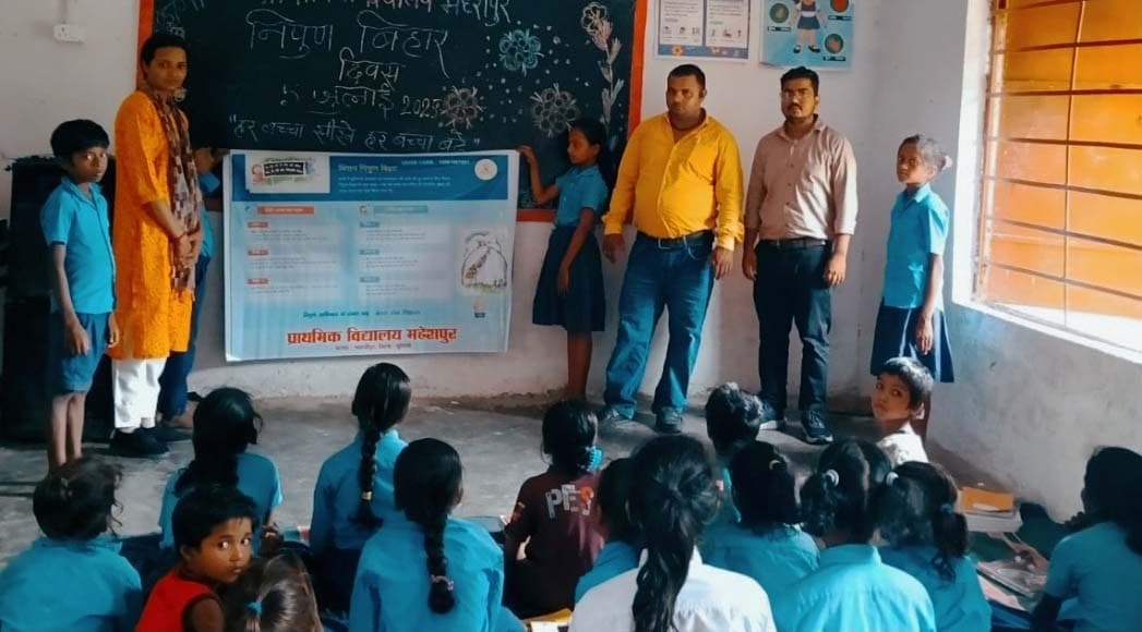 स्कूली बच्चों में बुनियादी शिक्षा पर बल