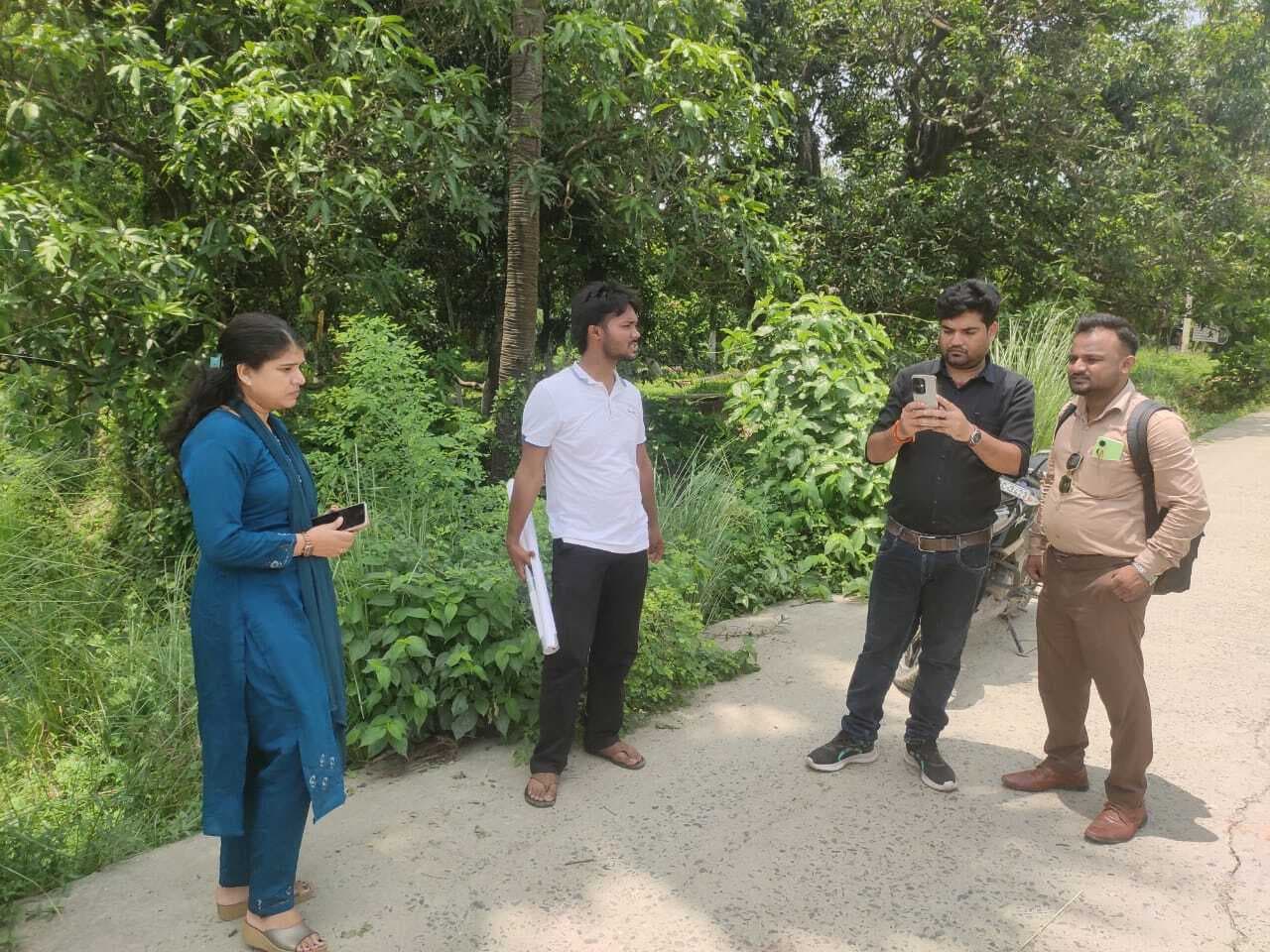 hajipur news. इंपैक्ट... घाघरा नदी की जमीन को बेचने के मामले में सीओ ने की स्थलीय जांच