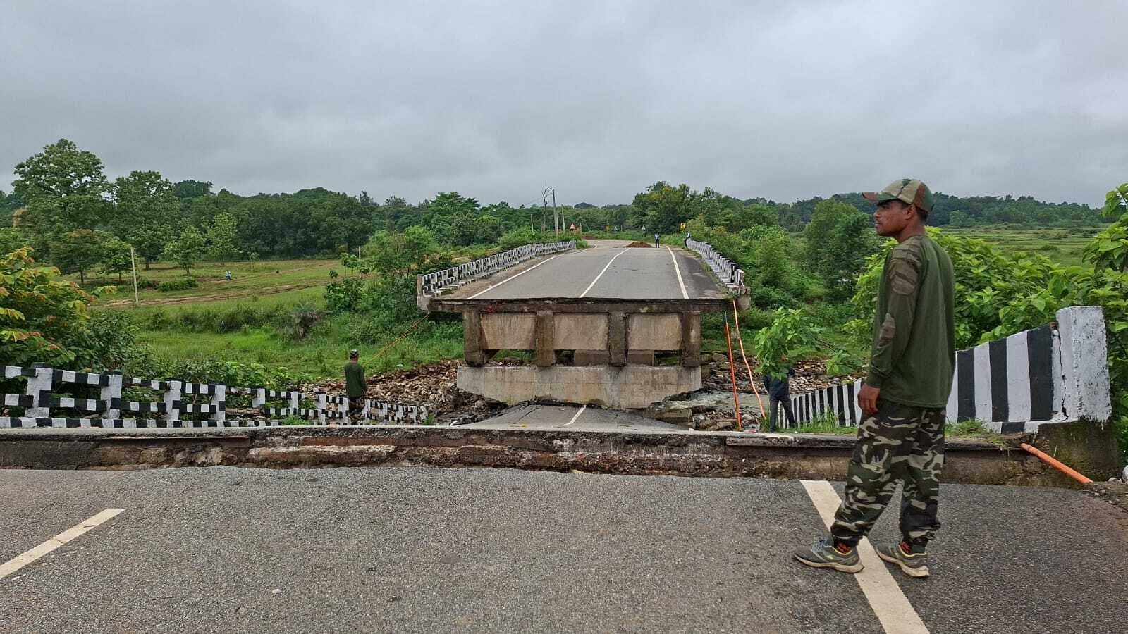 पुल से हटायी गयी बांस की सीढ़ी, सुरक्षाकर्मी तैनात