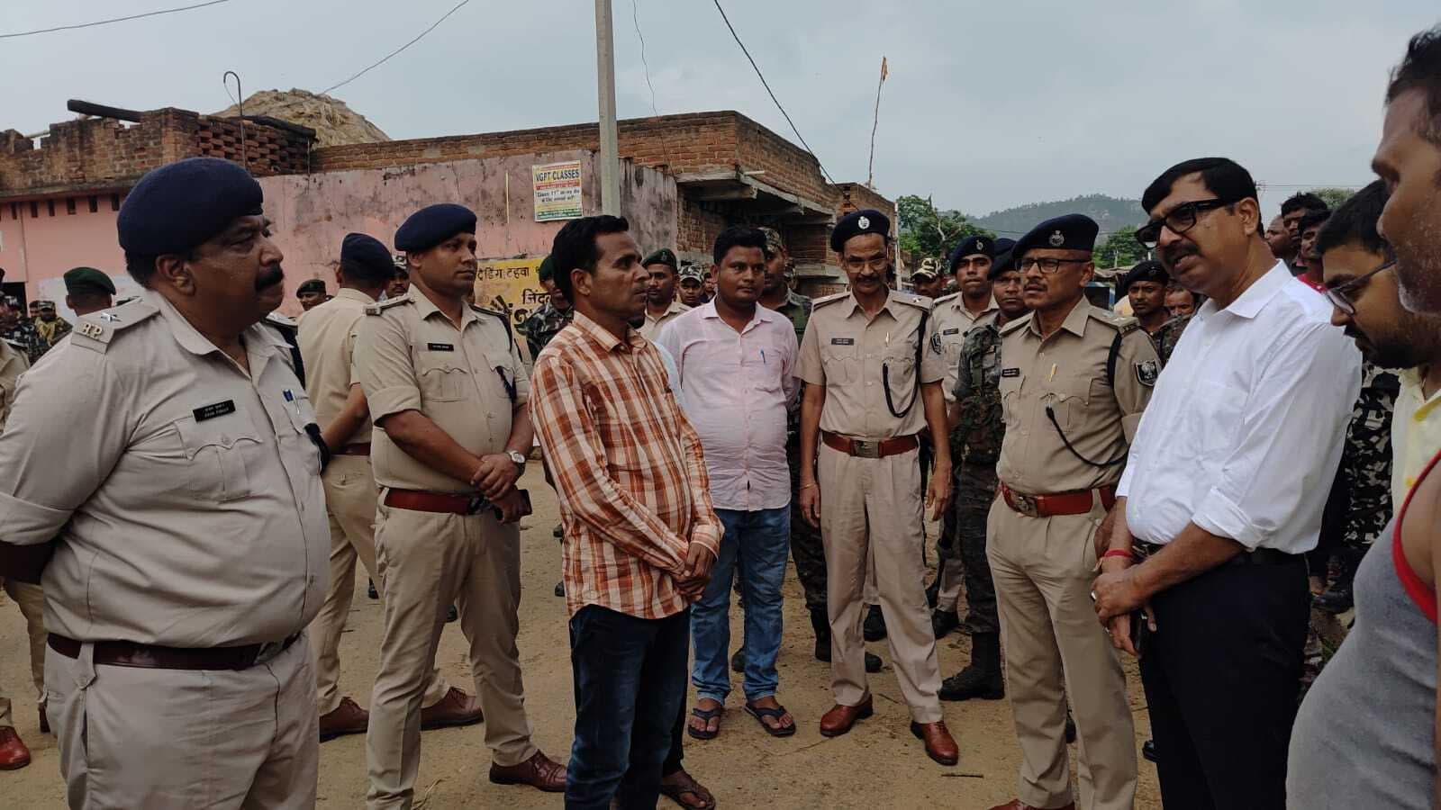 शांति में खलल डालने वाले किसी भी व्यक्ति को बख्शा नहीं जायेगा : डीएम