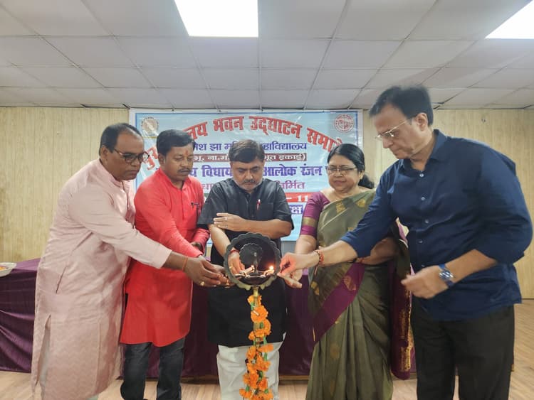 रमेश झा महिला कॉलेज के पुस्तकालय भवन का विधायक ने किया उद्घाटन