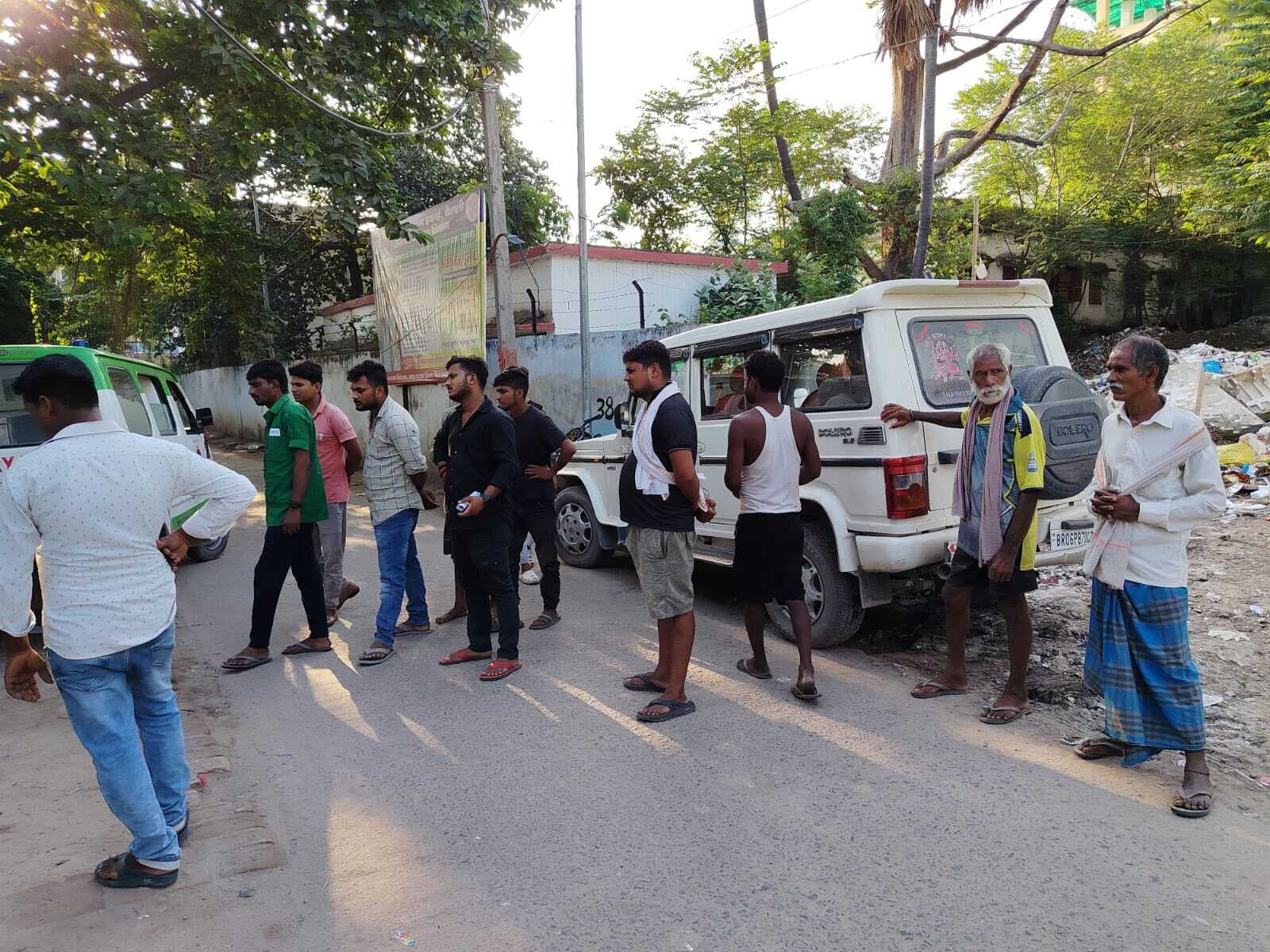 hajipur news. पोल से लटके करेंट प्रवाहित तार की चपेट में आने से किशोर की मौत