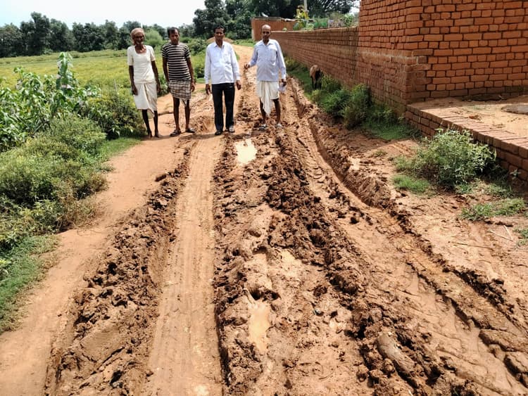 जर्जर सड़क पर पैदल चलना हुआ मुश्किल, परेशानी