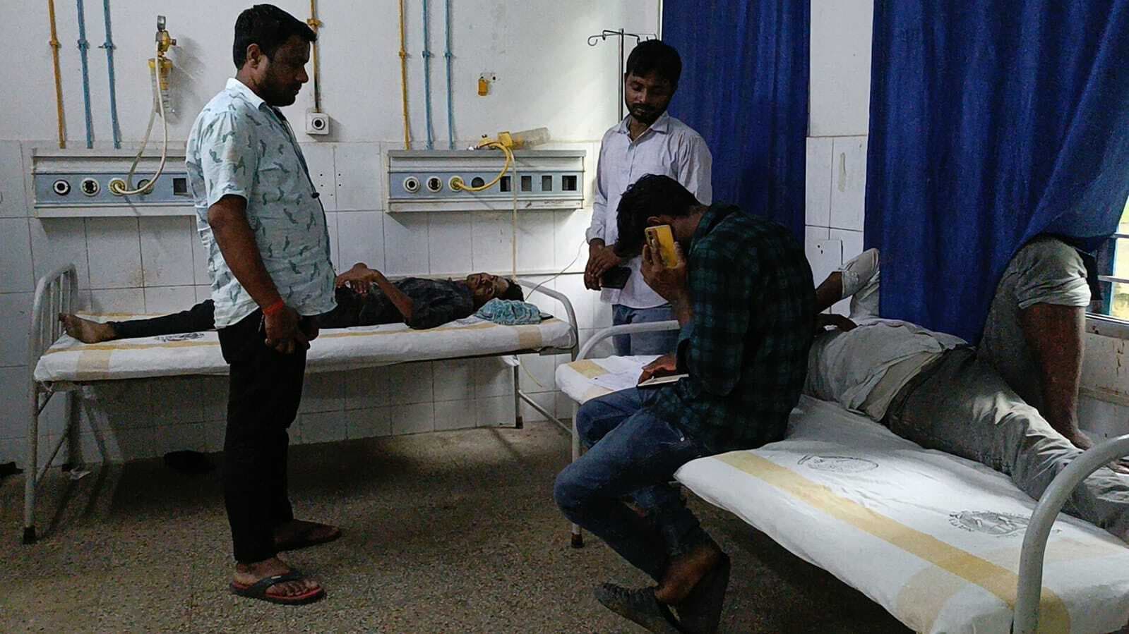 पिकअप वाहन ने पेड़ में मारी टक्कर, तीन घायल