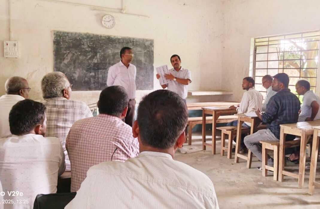 मतदाता पुनरीक्षण कार्य को लेकर डीएम ने शिक्षकों को दिया प्रशिक्षण