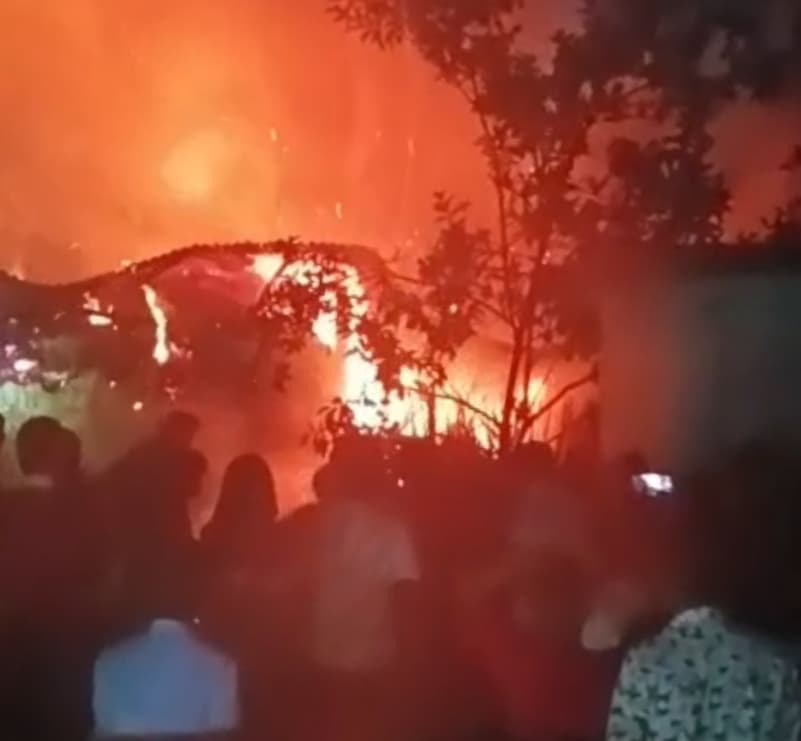 अगलगी में दो परिवारों के तीन घर जले, लाखों की संपत्ति खाक