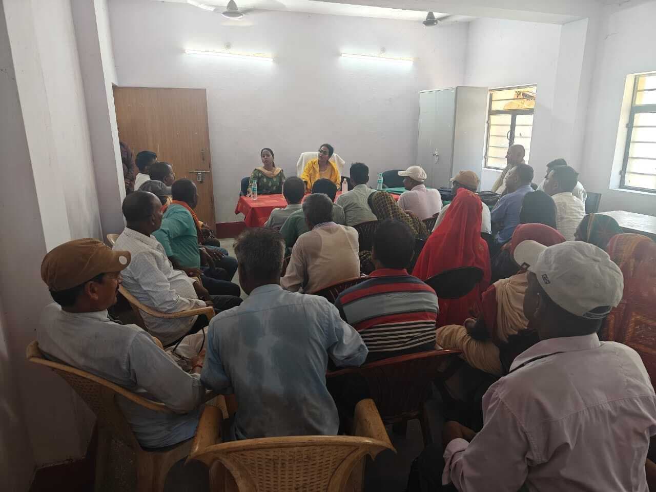 मतदाता सूची पुनरीक्षण को लेकर डीडीसी ने की समीक्षा बैठक, फील्ड में जाकर किया निरीक्षण