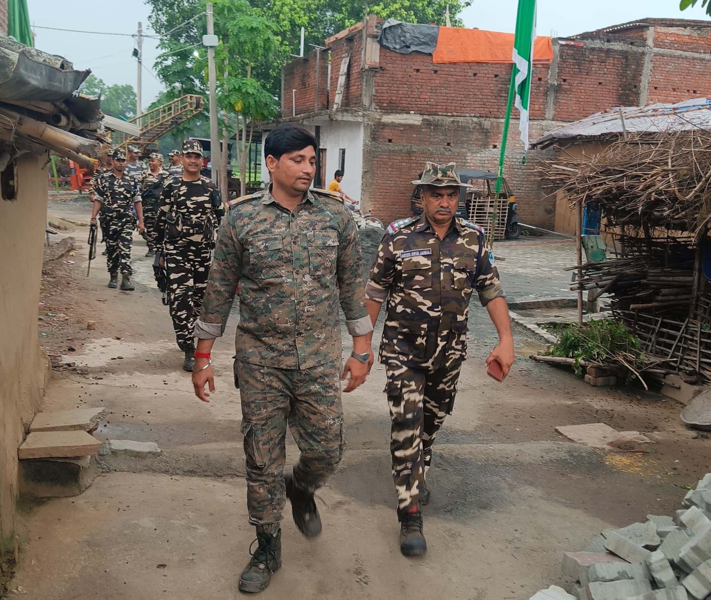 मुहर्रम को लेकर पुलिस सख्त, पुलिस बलों ने निकाला फ्लैग मार्च