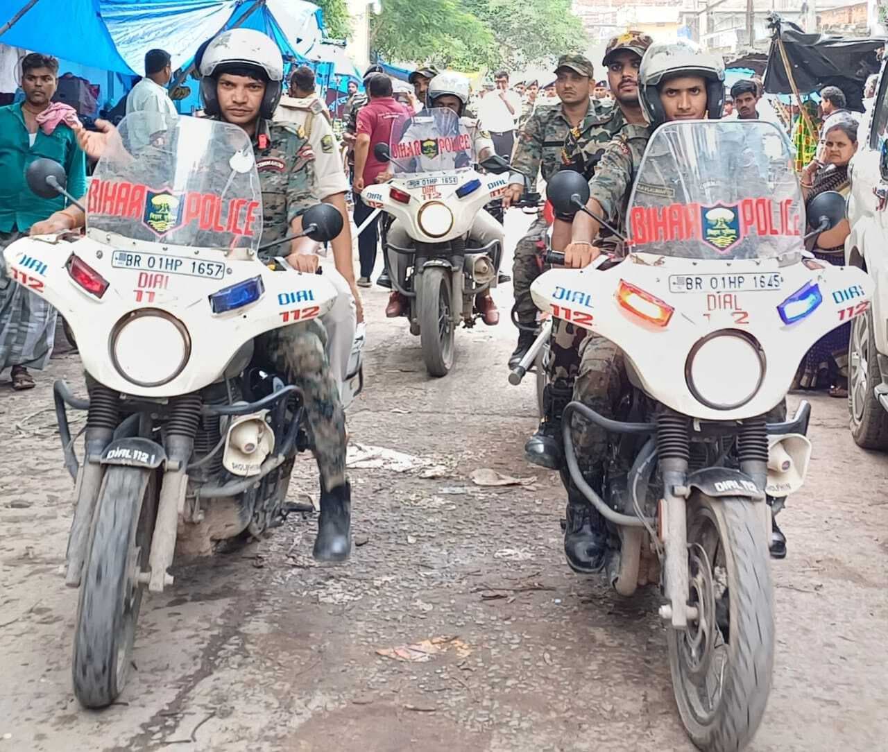 प्रशासनिक अधिकारियों ने फ्लैग मार्च निकालकर चेताया, कहा-मुहर्रम के दौरान अशांति फैलाने वालों पर होगी सख्त कार्रवाई