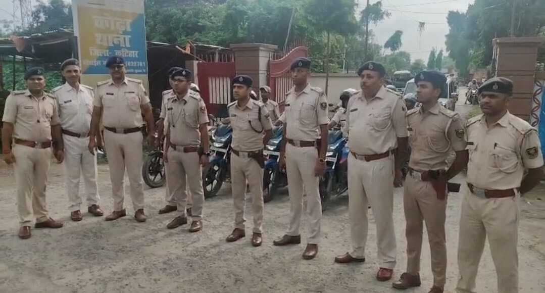 मुहर्रम को लेकर कोढ़ा पुलिस ने निकाला फ्लैग मार्च