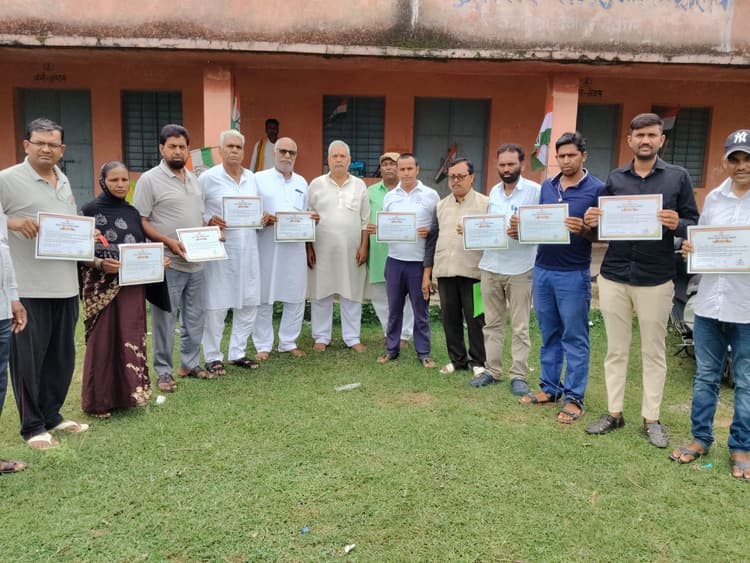 कांग्रेस प्रखंड व मंडल अध्यक्षों को प्रदान किया नियुक्ति पत्र