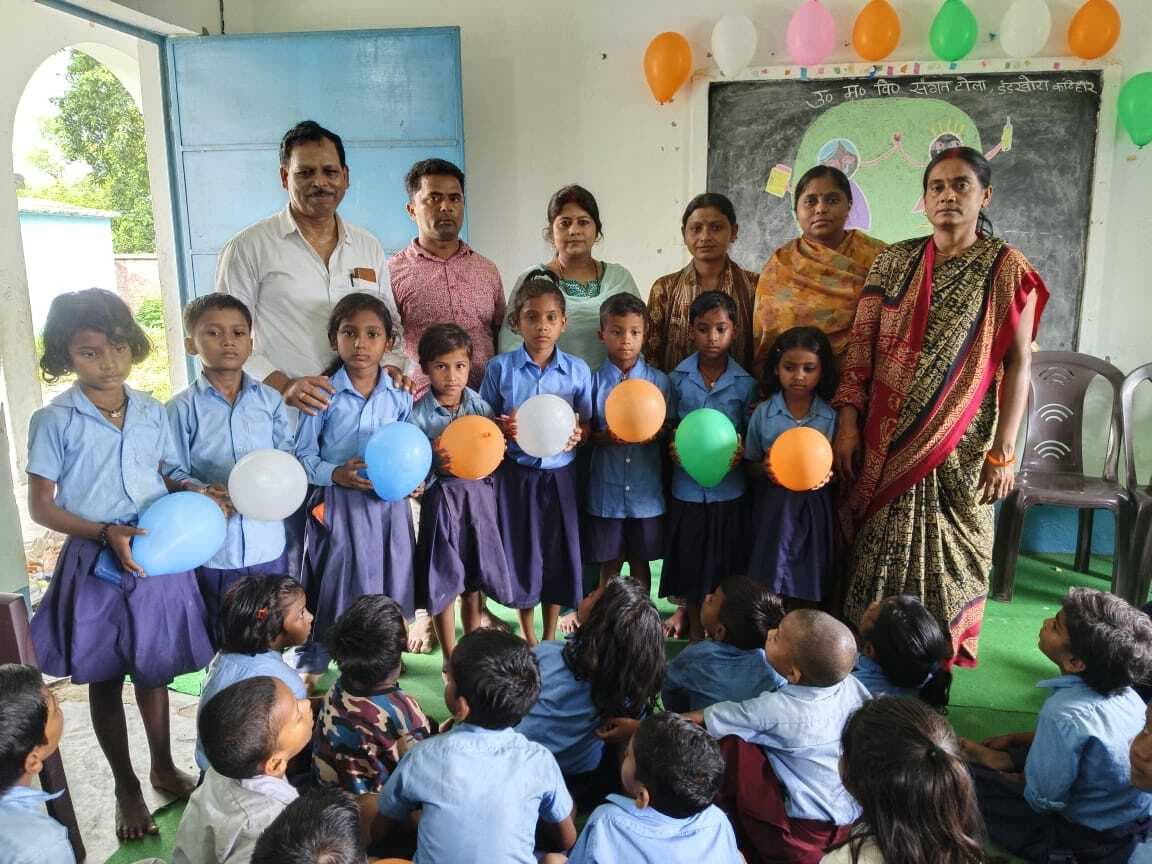 मैं हूं निपुण बैज से कक्षा एक से तीन की छात्र-छात्राएं सम्मानित