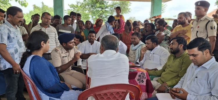 भूमि विवाद में घायल  परिवारों से मिले महादलित आयोग अध्यक्ष