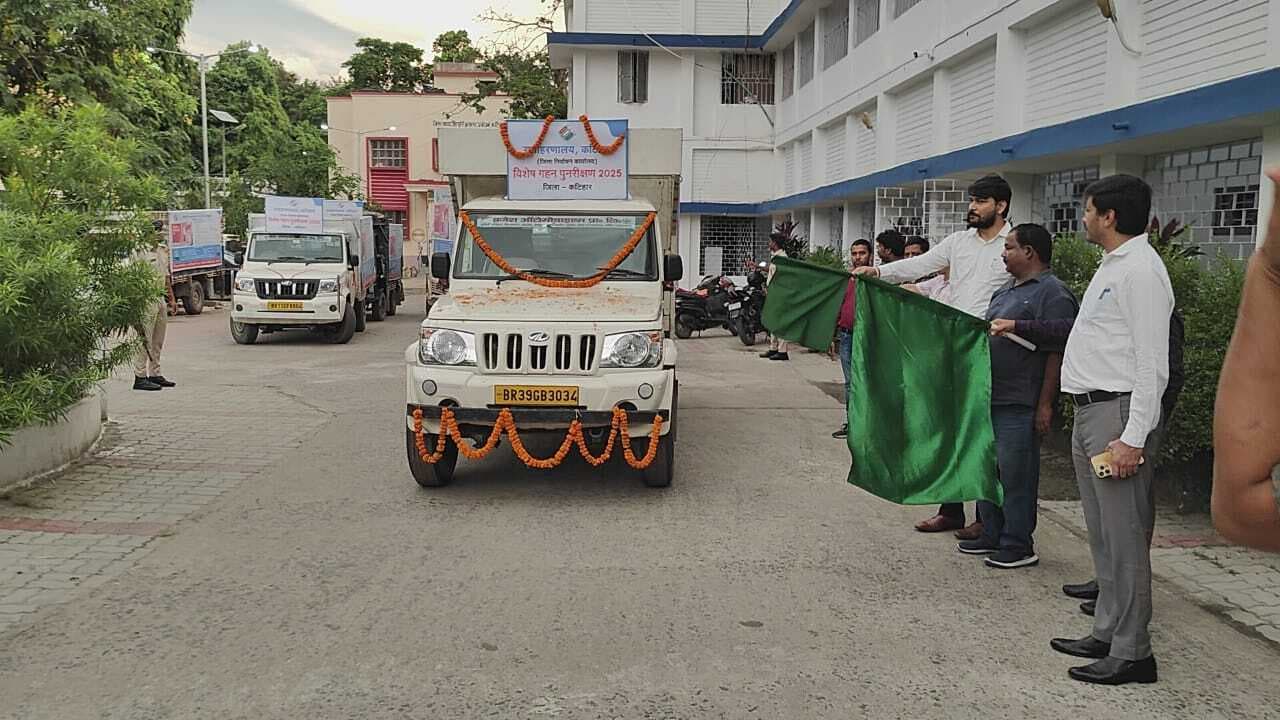 मतदाताओं को 16 प्रचार वाहनों से किया जायेगा जागरूक: डीएम