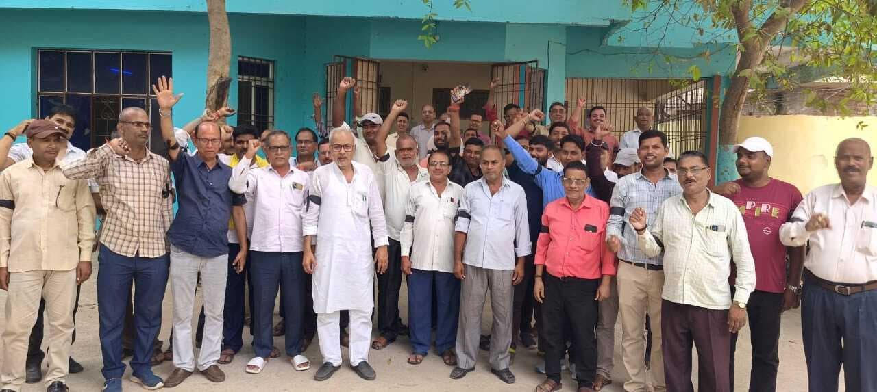 मांगों को लेकर संबद्ध डिग्री महाविद्यालयों के कर्मियों ने किया प्रदर्शन