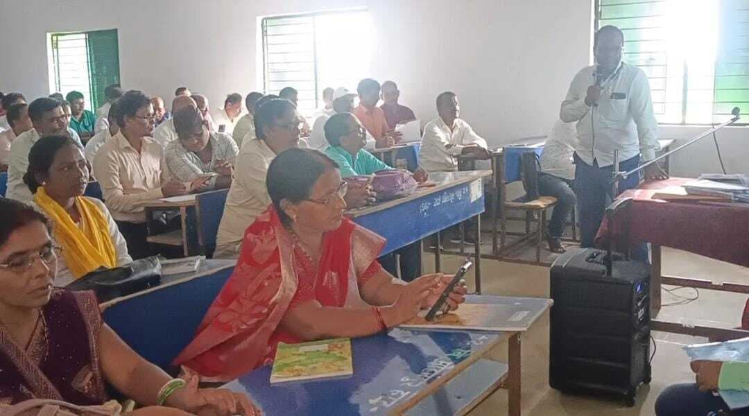 Deoghar news : विद्यार्थियों के बैंक खातों के डीबीटी के लिए आधार से लिंक कराने पर जोर