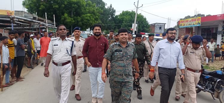 गुरारू में मुहर्रम को लेकर पुलिस ने किया फ्लैग मार्च