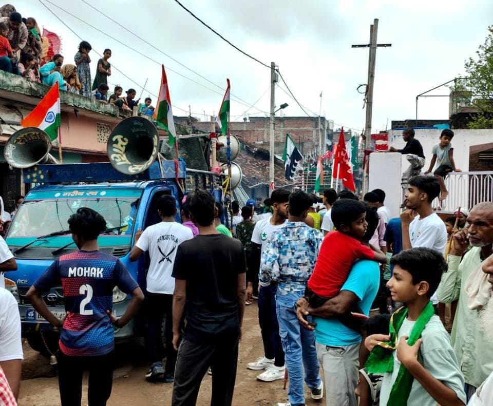 मुहर्रम पर अखाड़ा समिति के कलाकारों ने निकाला जुलूस, दिखाए हैरतंगेज कारनामे