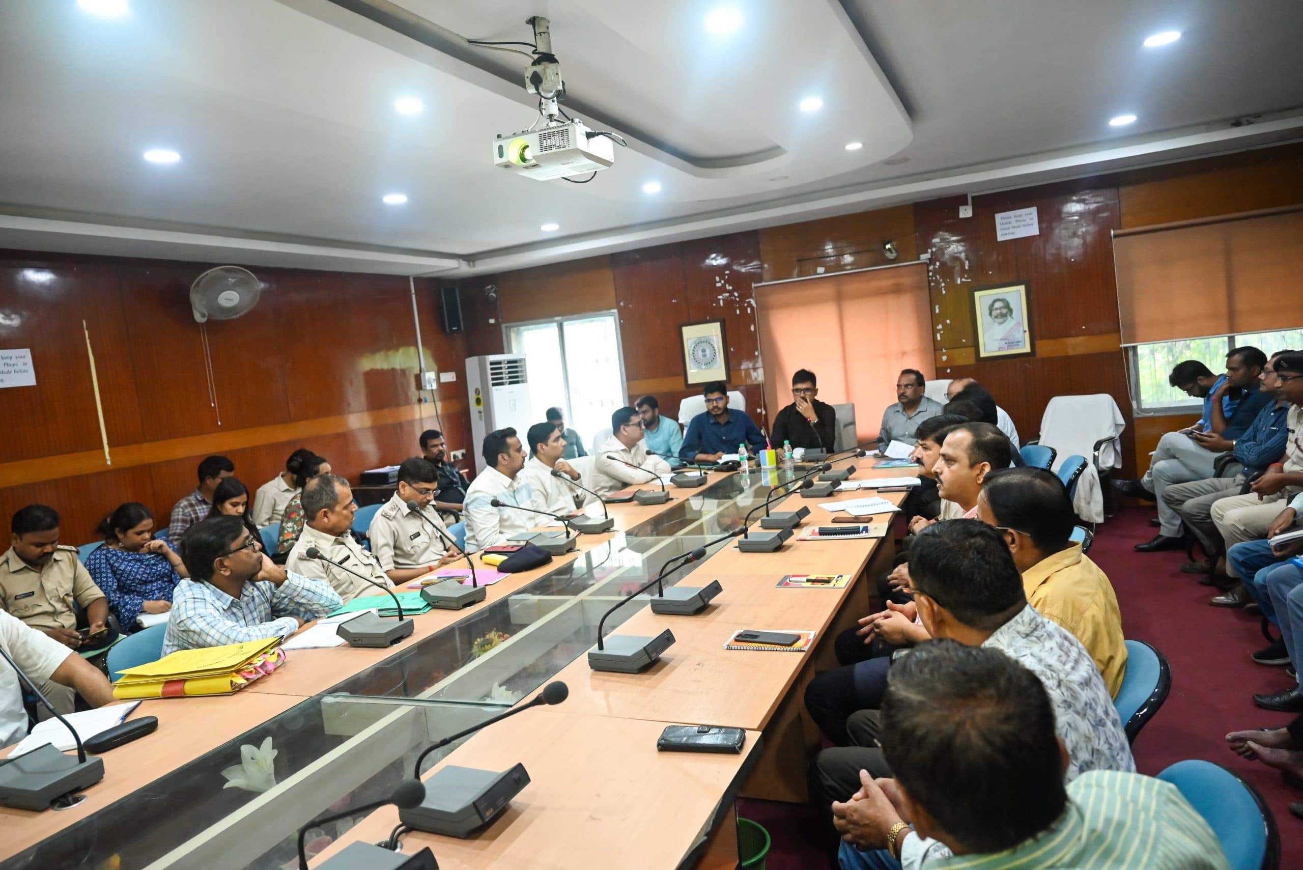 Deoghar News : 24 घंटे बिजली, पानी, सफाई व आवासन सुनिश्चित करने का निर्देश