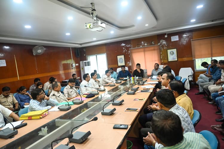 Deoghar News : 24 घंटे बिजली, पानी, सफाई व आवासन सुनिश्चित करने का निर्देश