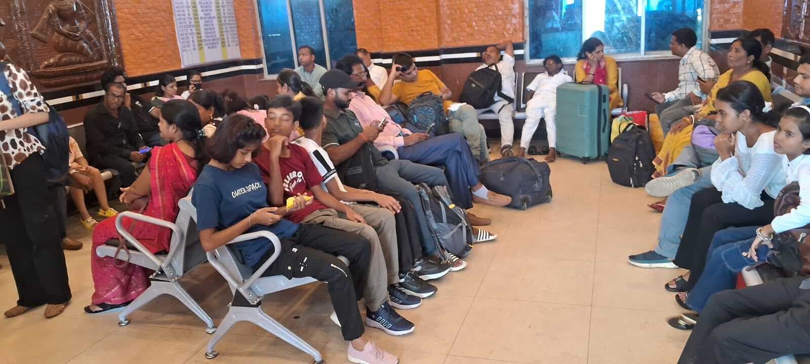 जमालपुर के फर्स्ट क्लास वेटिंग रूम में बैठने पर अब लगेगा प्रति घंटे 10 रुपये