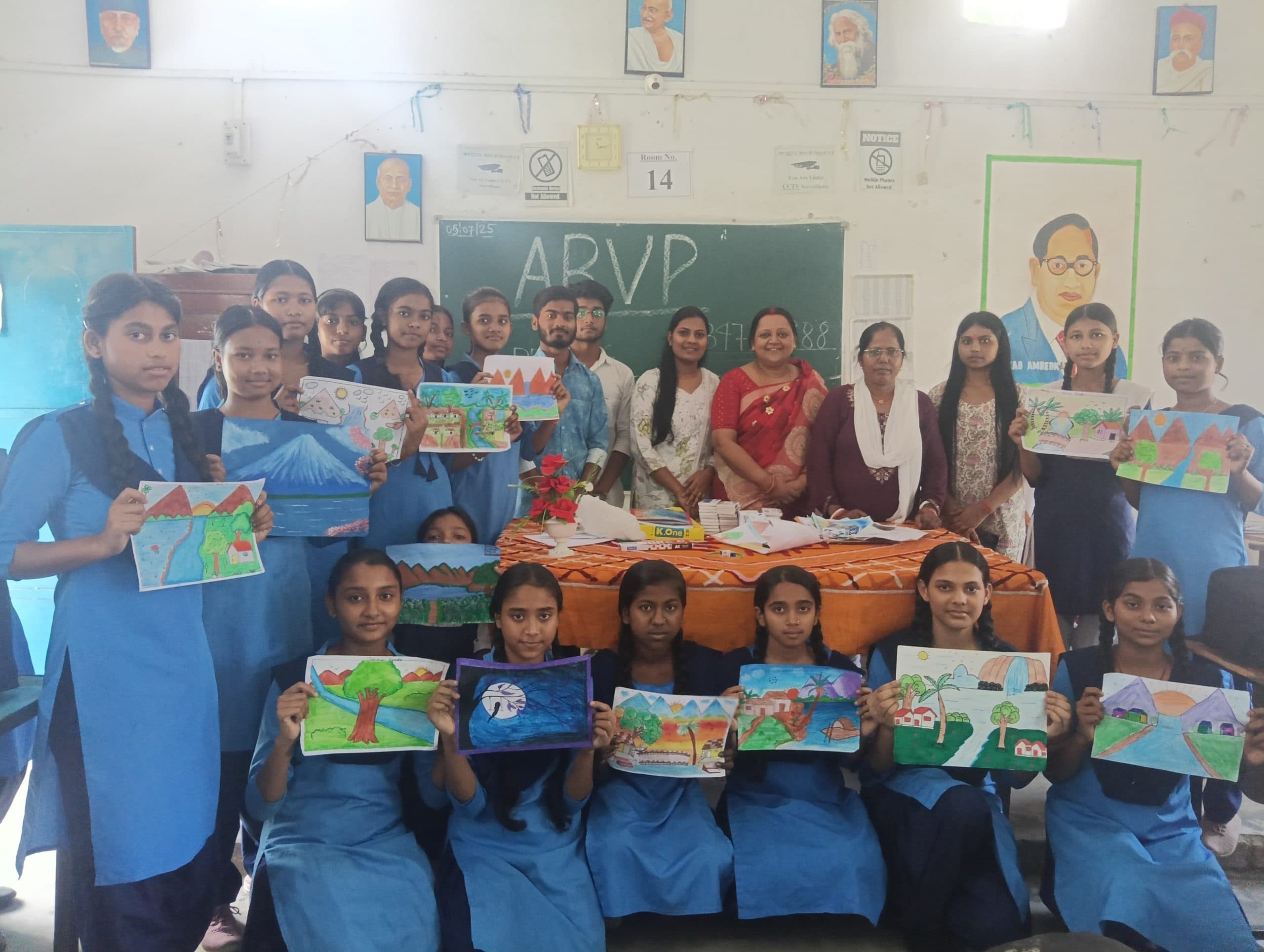 गर्ल्स हाई स्कूल में चित्रकला प्रतियोगिता