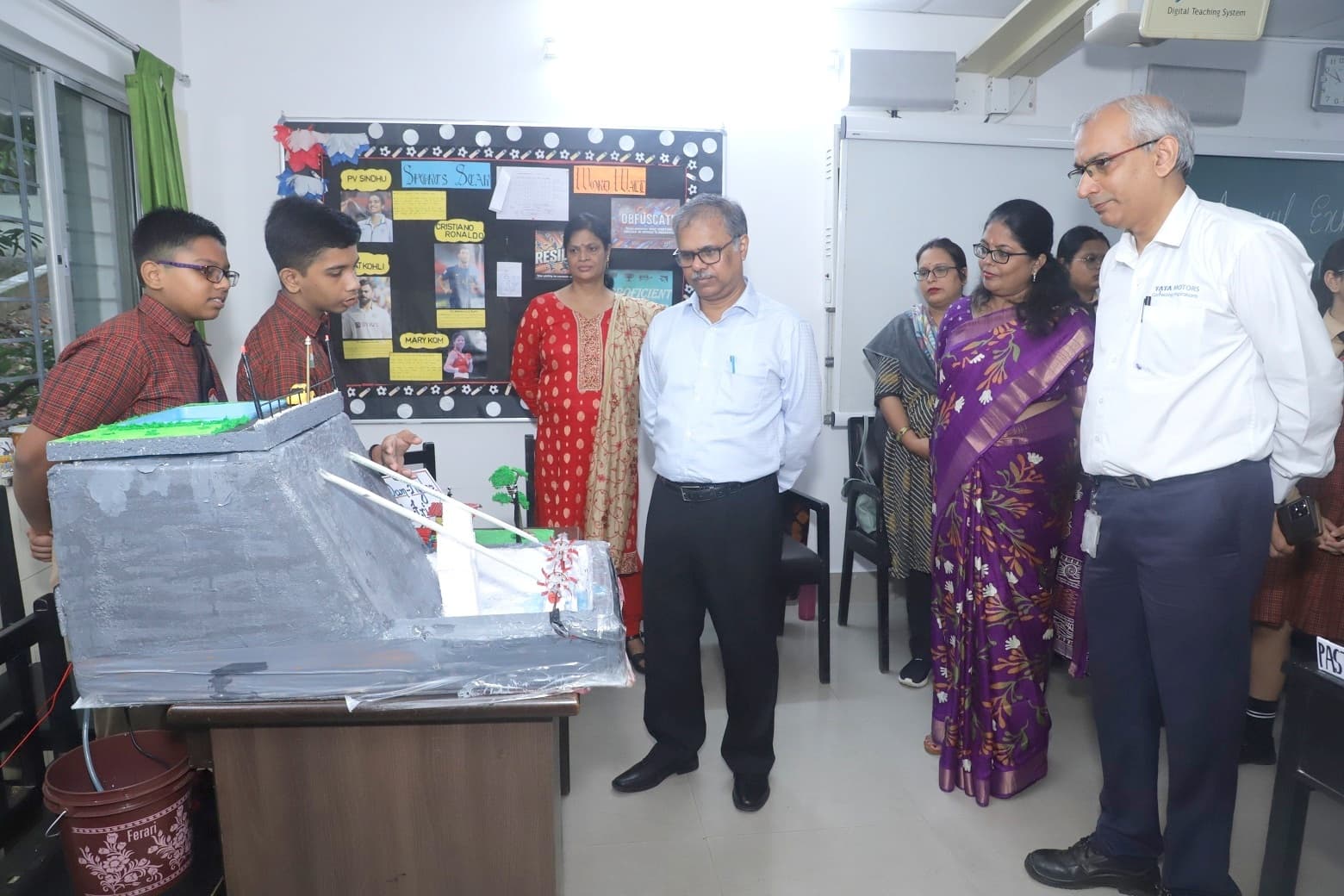 Jamshedpur news. हिलटॉप स्कूल की वार्षिक प्रदर्शनी में झलकी नन्हें वैज्ञानिकों की प्रतिभा