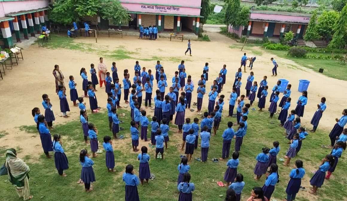 विद्यालय में शैक्षिक सामग्रियों और नवाचारों का प्रदर्शन