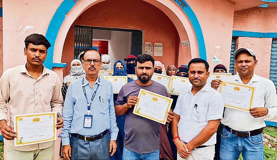 Gopalganj News : स्वयंसेवकों को प्रमाण पत्र देकर किया गया सम्मानित