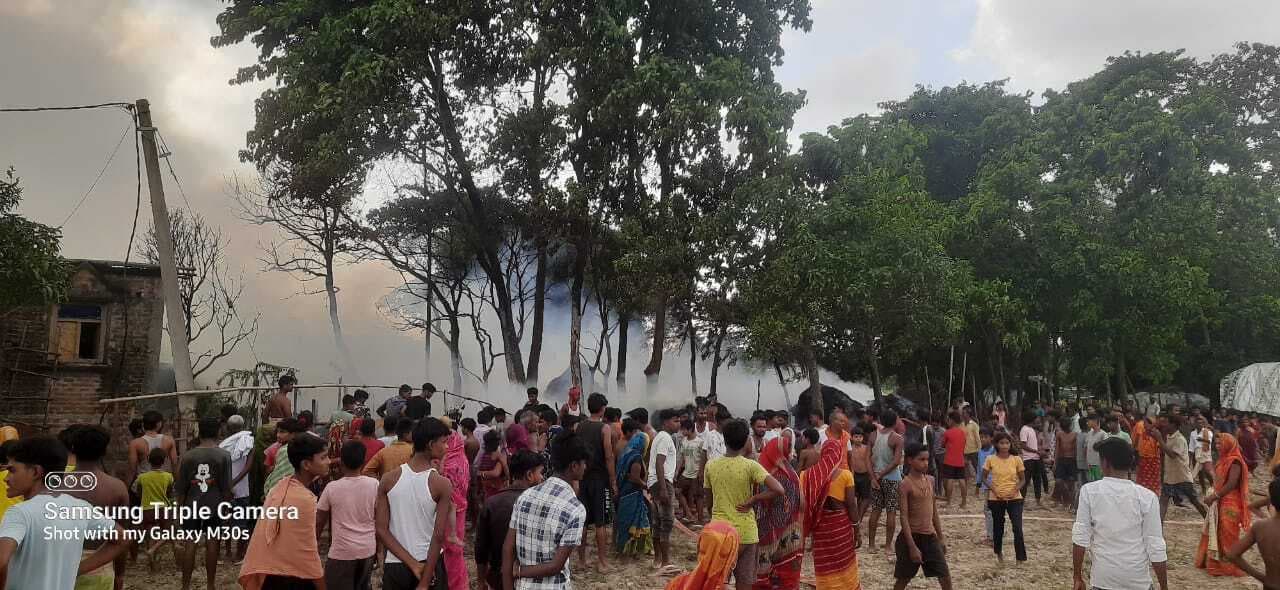 शॉर्ट सर्किट से लगी आग, 15 घर जले, 20 लाख की क्षति