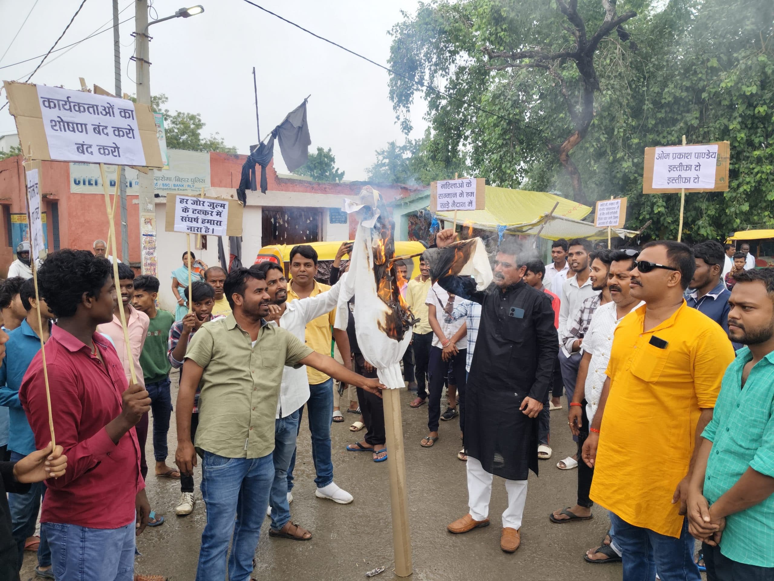 Kaimur News : भाजपा कार्यकर्ताओं ने अपने ही जिलाध्यक्ष का फूंका पुतला