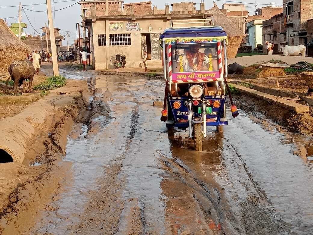 मलिया-मानपुर जाने वाली सड़क पर कीचड़ से राहगीर परेशान