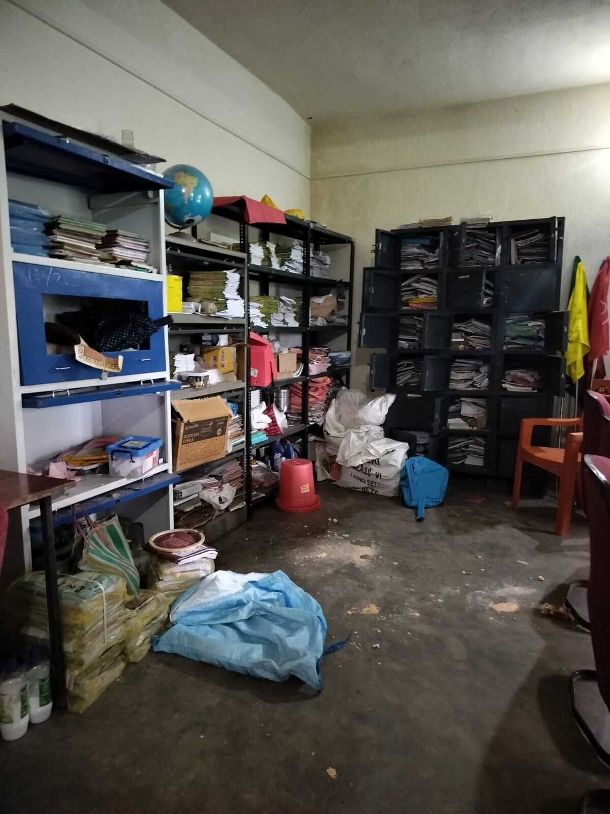 स्कूल में बीती रात चोरी