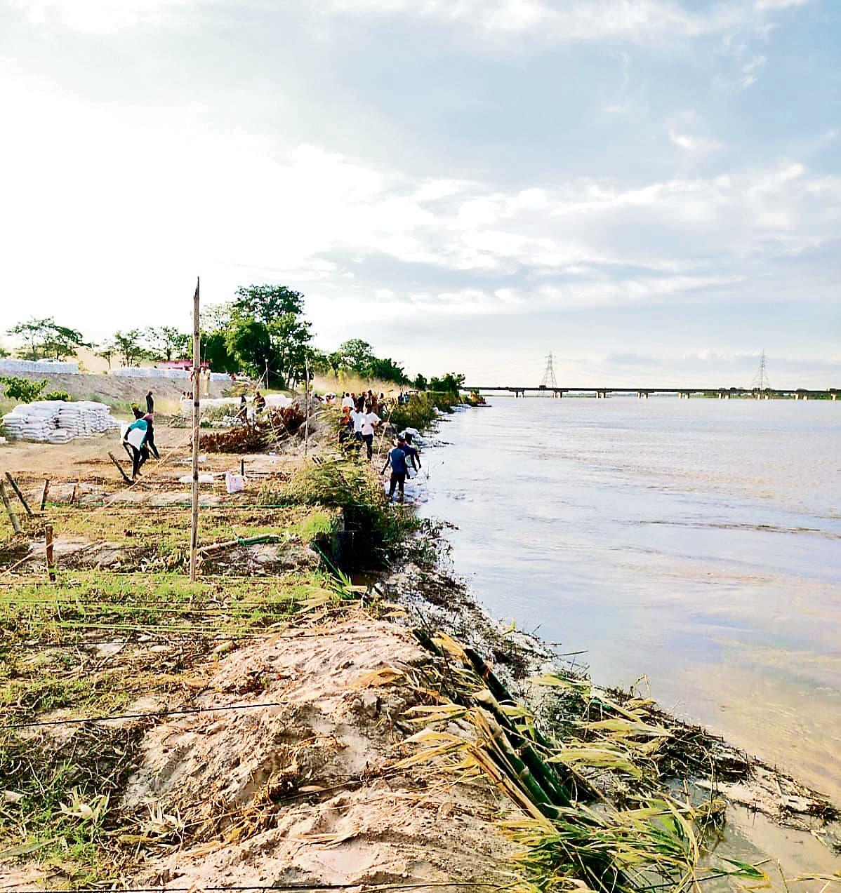 Gopalganj News : दीपऊ-पकड़ी बांध पर कटाव का खतरा, जुटी इंजीनियरों की टीम