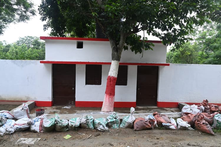 Deoghar News : कांवरियों की राह होगी मखमली, गंगा का बालू बिछाने का काम शुरू