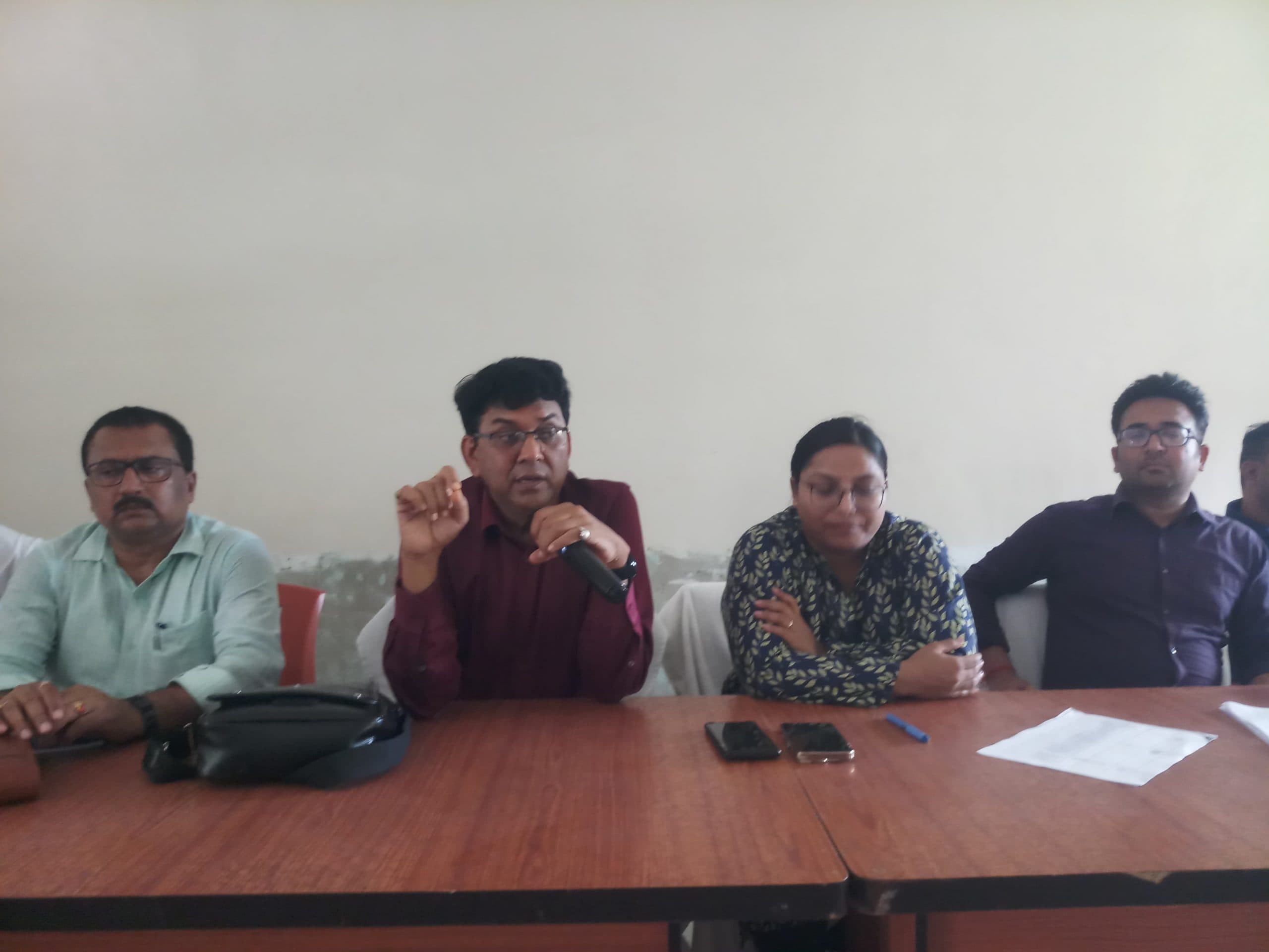 विशेष गहन पुनरीक्षण कार्य में लापरवाह सौ बीएलओ का होगा वेतन बंद