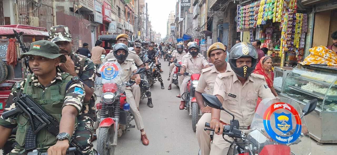 डीएम व एसपी के नेतृत्व में निकाला फ्लैग मार्च