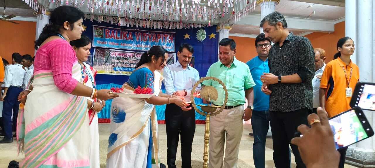 नुक्कड़ नाटक से बच्चों ने बालिका विद्यापीठ के गौरवशाली इतिहास को किया प्रस्तुत