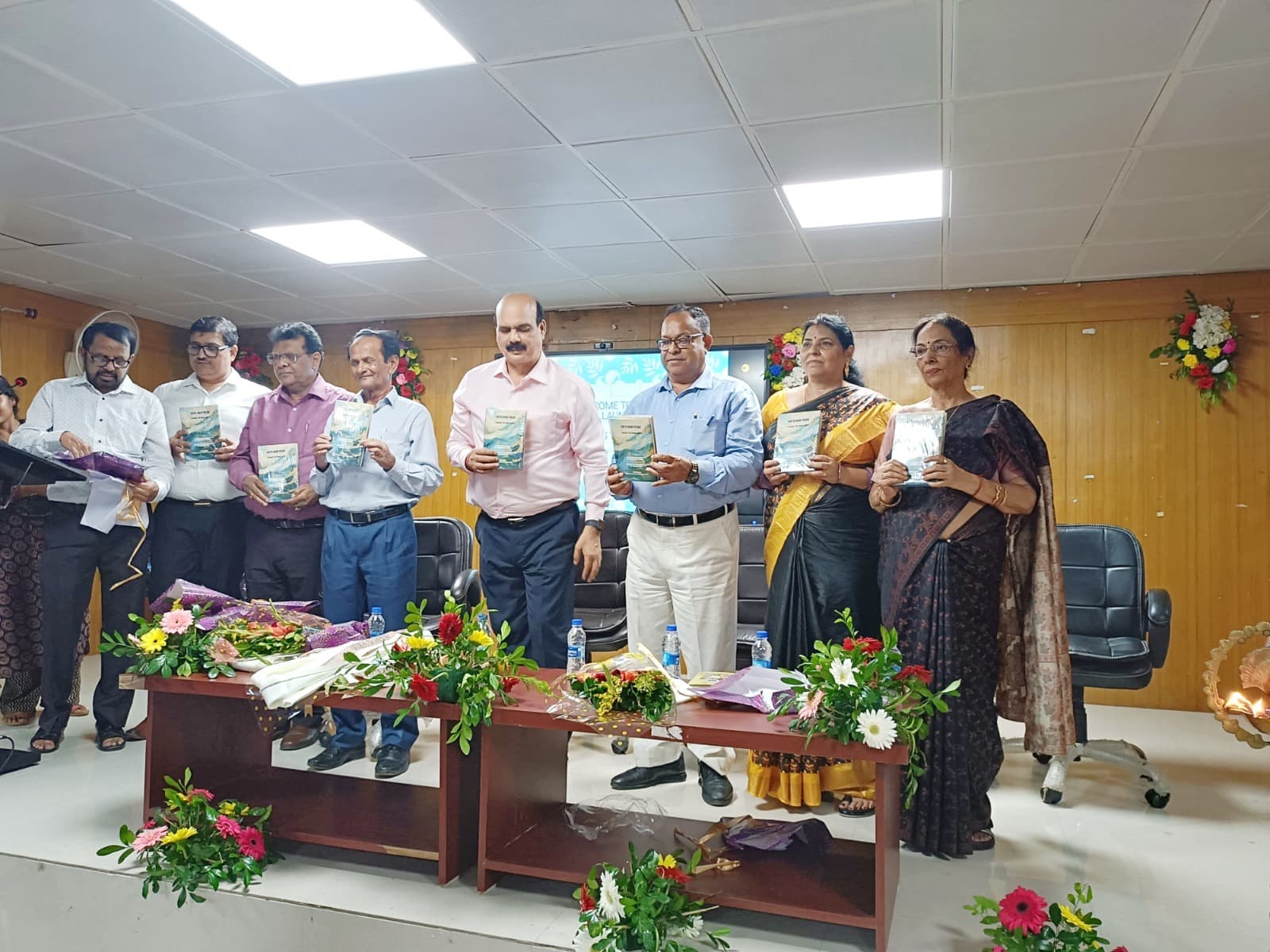 Ranchi news  : नागपुरी उपन्यास का अंग्रेजी अनुवाद ए क्रॉस द रिवर सातो का लोकार्पण