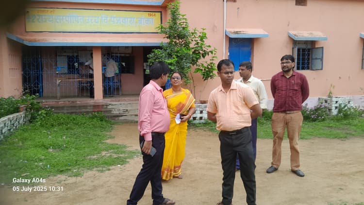 पंजवारा पहुंचे एसडीएम और बीडीओ, मतदाता पुनरीक्षण कार्य का लिया जायजा