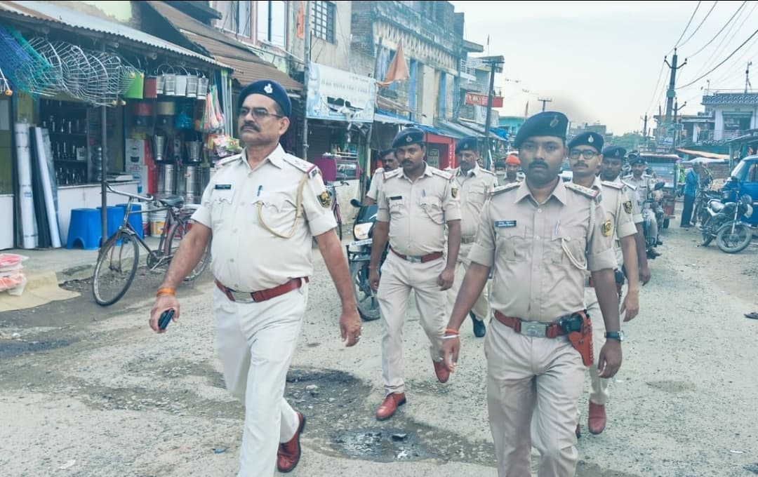 मुहर्रम पर्व को लेकर शंभुगंज में किया फ्लैग मार्च