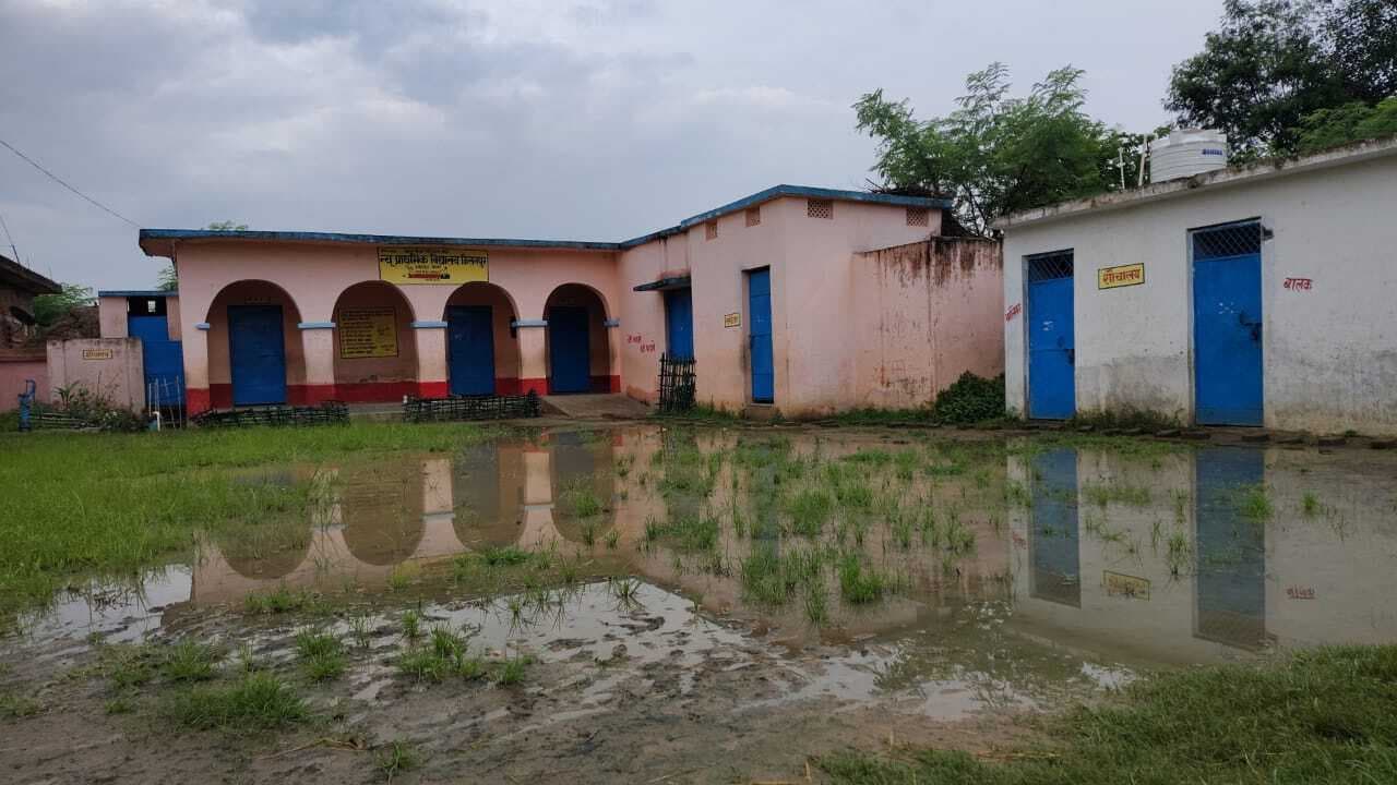 बच्चे की शिक्षा की राह मुश्किल कर रहा जलजमाव