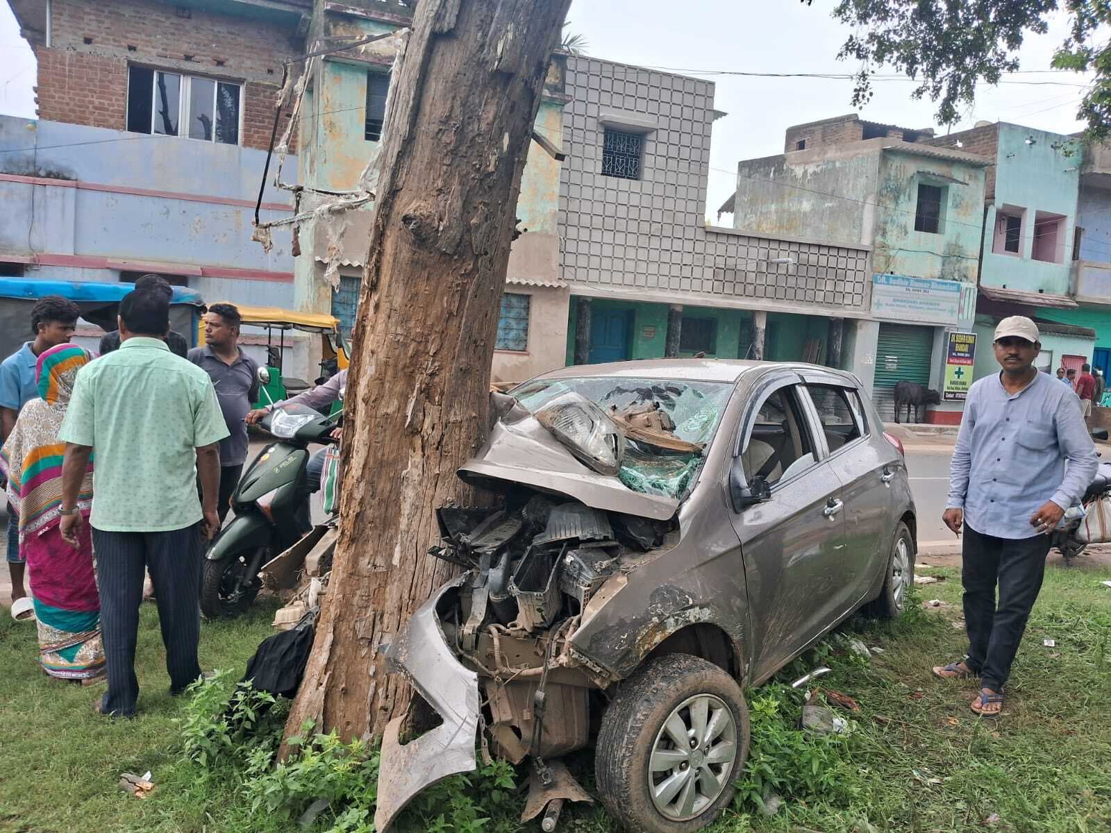 पेड़ से टकरायी कार, वाहन चला रहे भागलपुर के रितेश की मौत, दो गंभीर रूप से घायल
