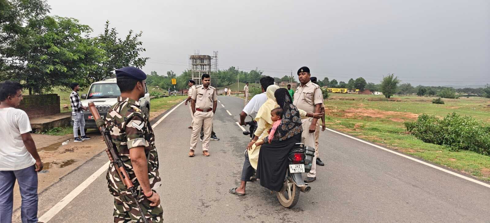 चालकों को पुलिस ने चेताया, हेलमेट लेकर आने पर बाइक को छोड़ा