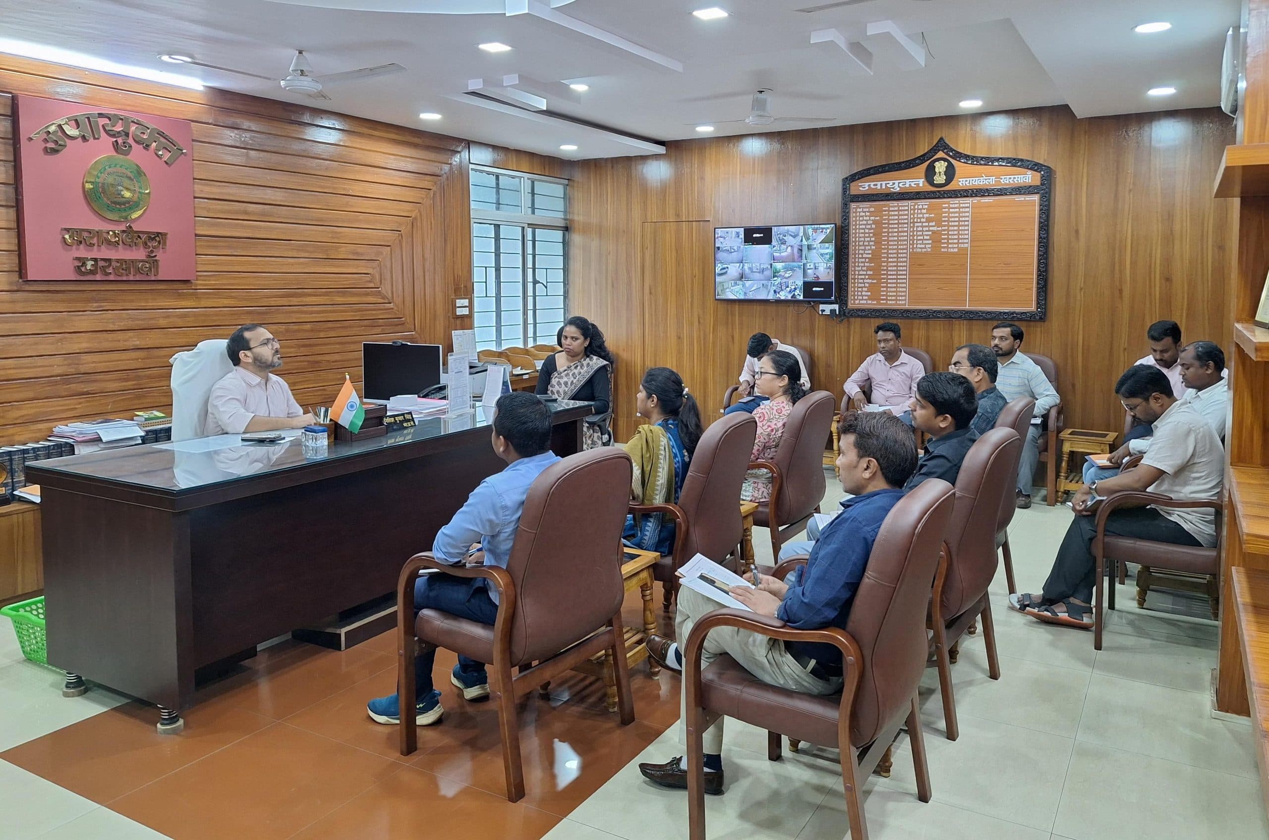 Seraikela Kharsawan News : ग्रामीण अर्थव्यवस्था से जोड़ कर कार्य योजना तैयार करें