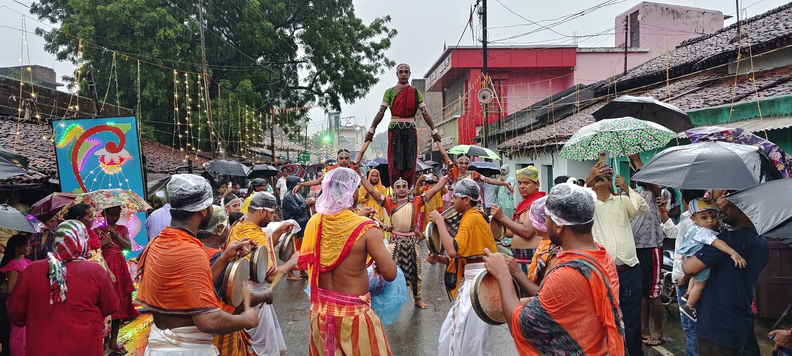 Seraikela Kharsawan News : भारी बारिश के बीच भाई-बहन के साथ श्रीमंदिर पहुंचे महाप्रभु