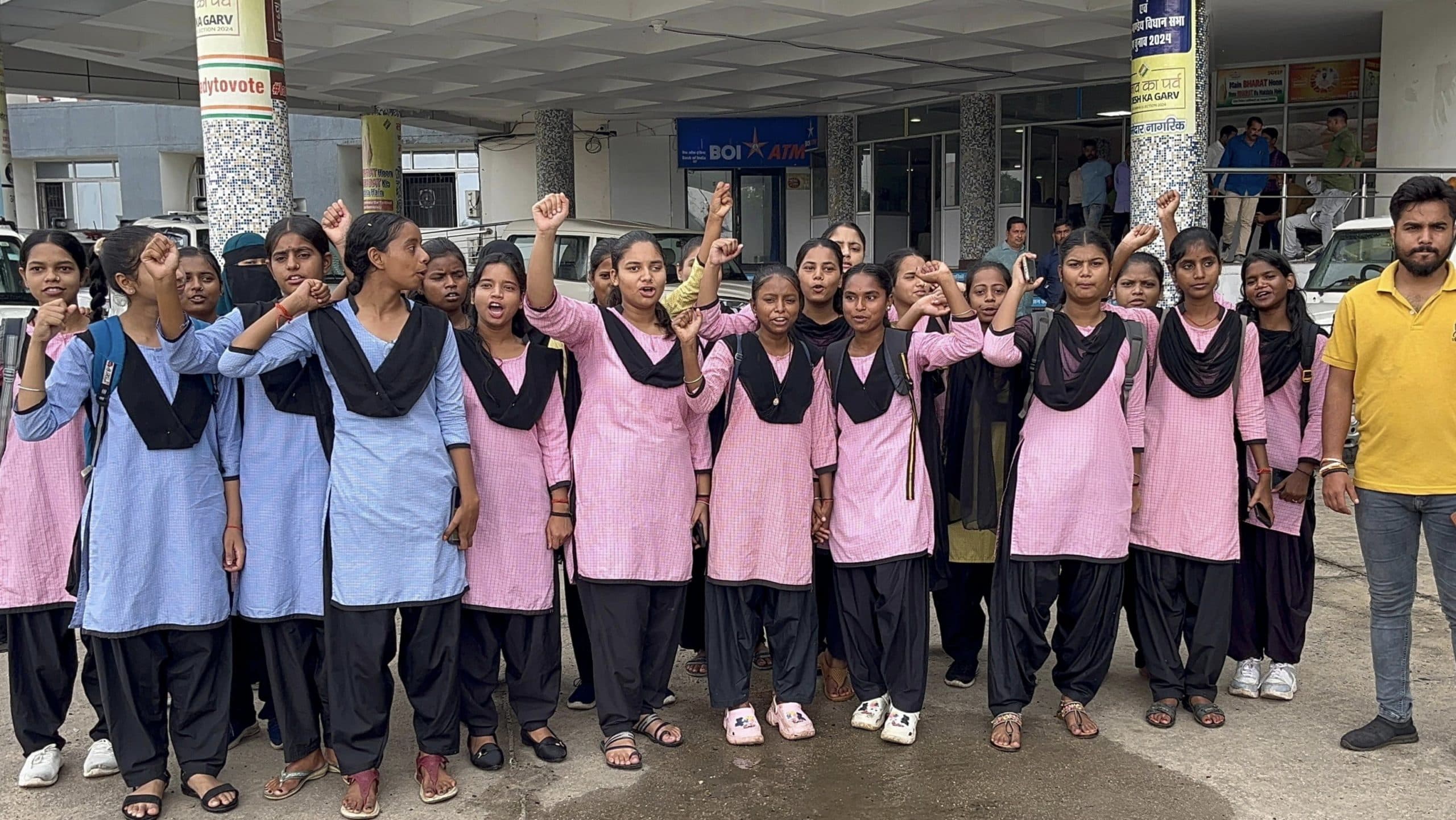 Giridih News :इंटर के विद्यार्थियों ने डीसी कार्यालय में जताया विरोध