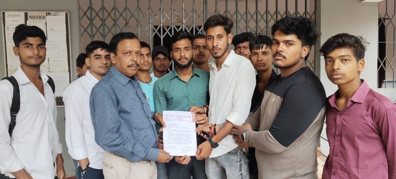 Giridih News :छात्रों ने की गिरिडीह कॉलेज में तालाबंदी